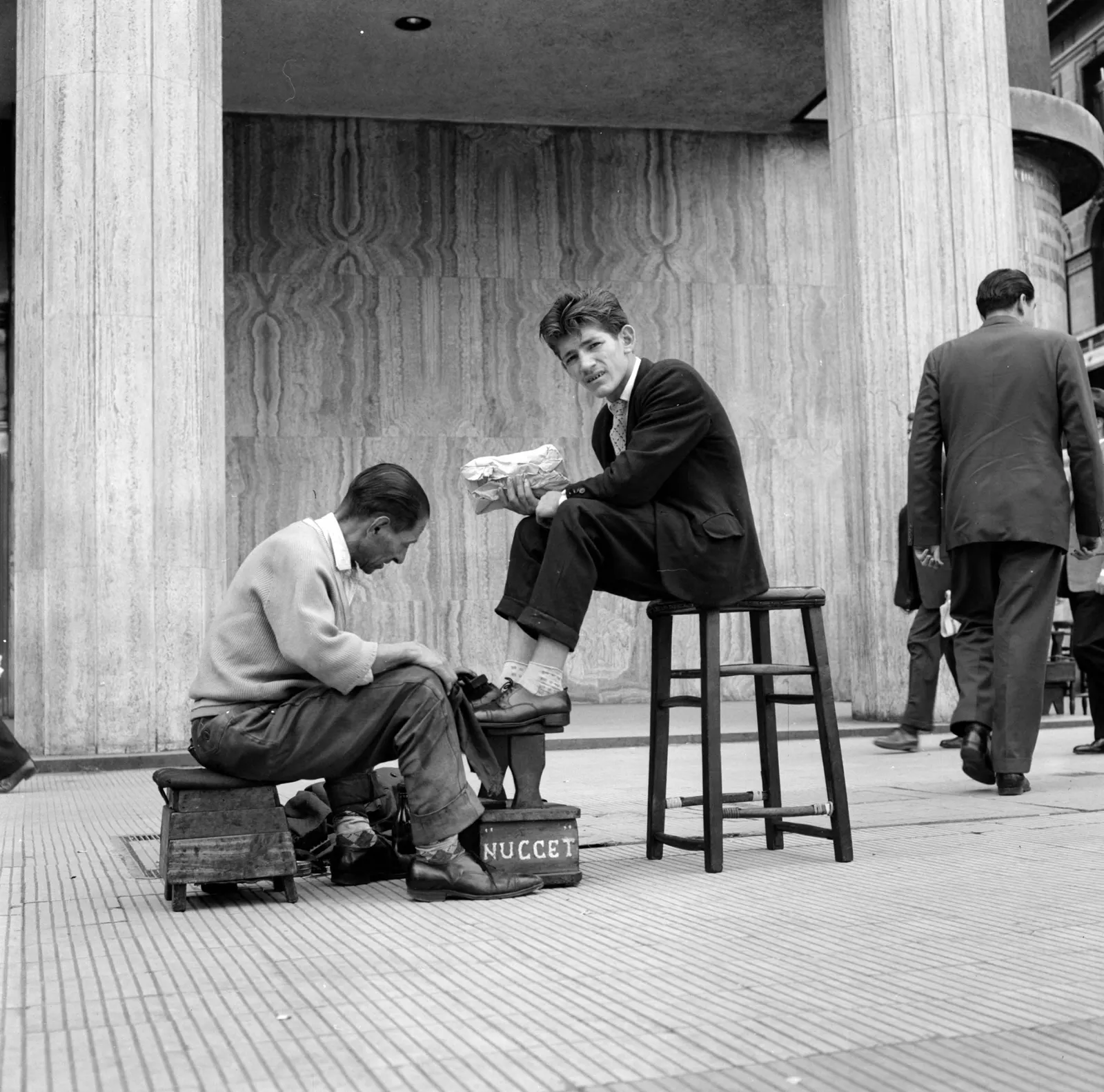 Limpiabotas en la calle en Santiago ca. 1960.
