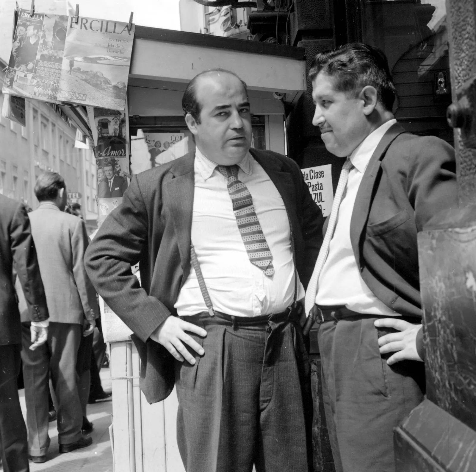 Hombres conversando en Santiago ca. 1960.