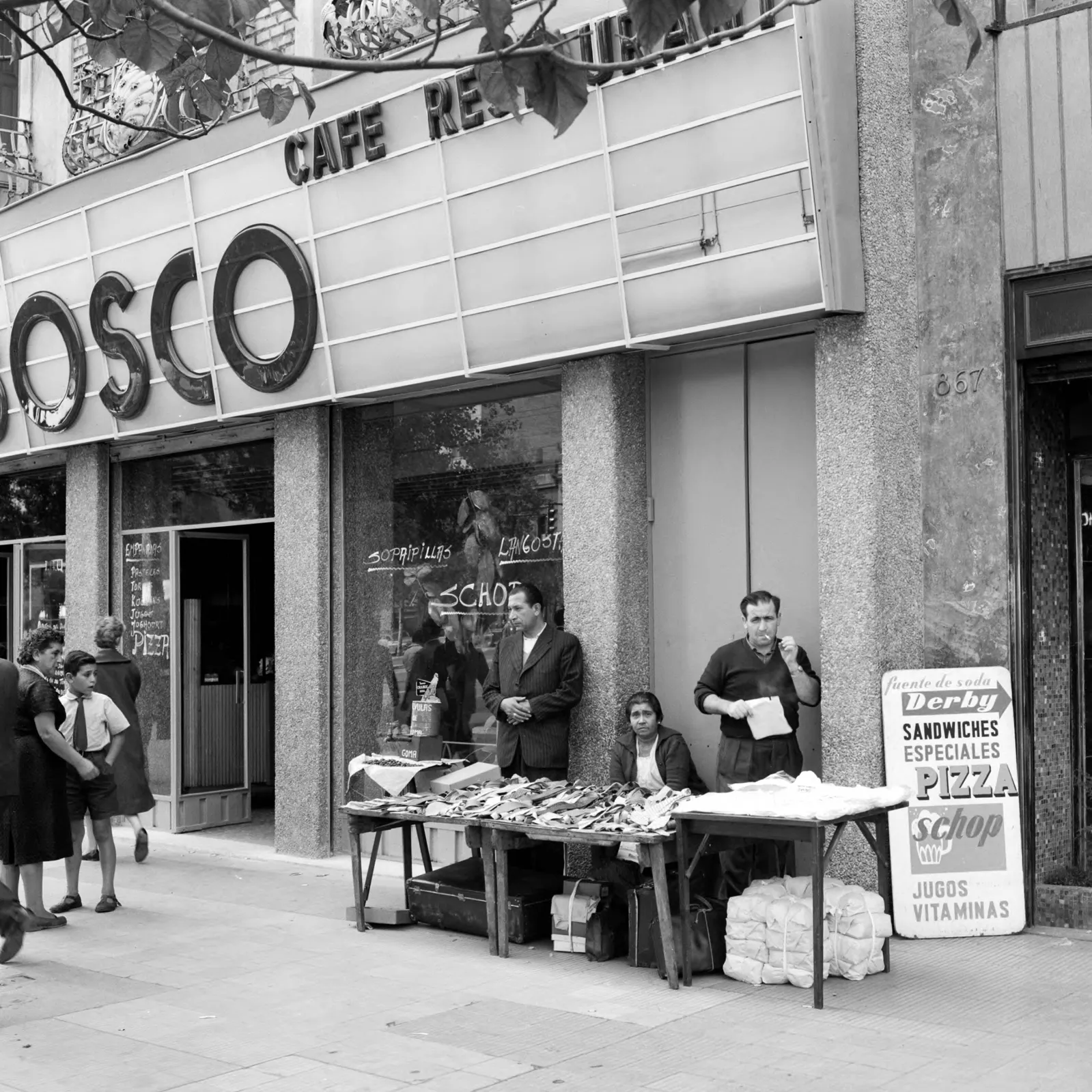 Vendedores frente a una cafetería en Santiago ca. 1960.