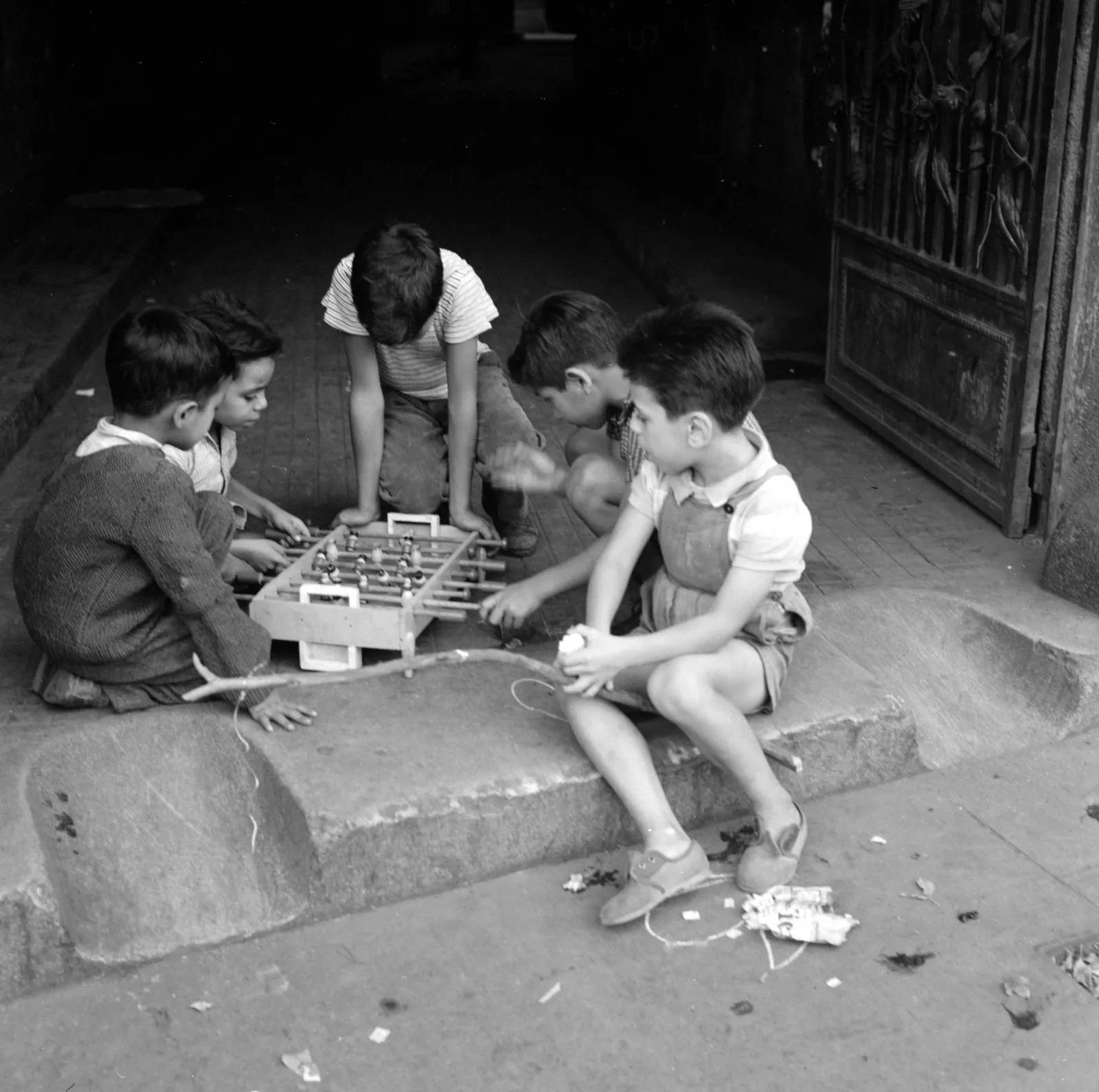 Niños jugando al futbolín en Santiago ca. 1960.