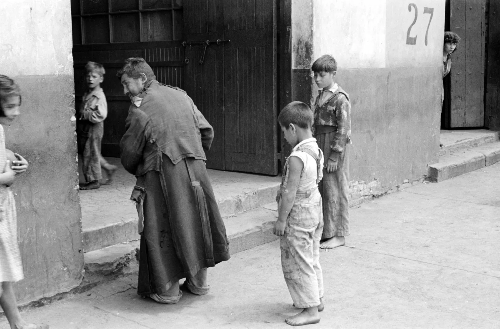 Hombre en la puerta con niños en Santiago ca. 1960.