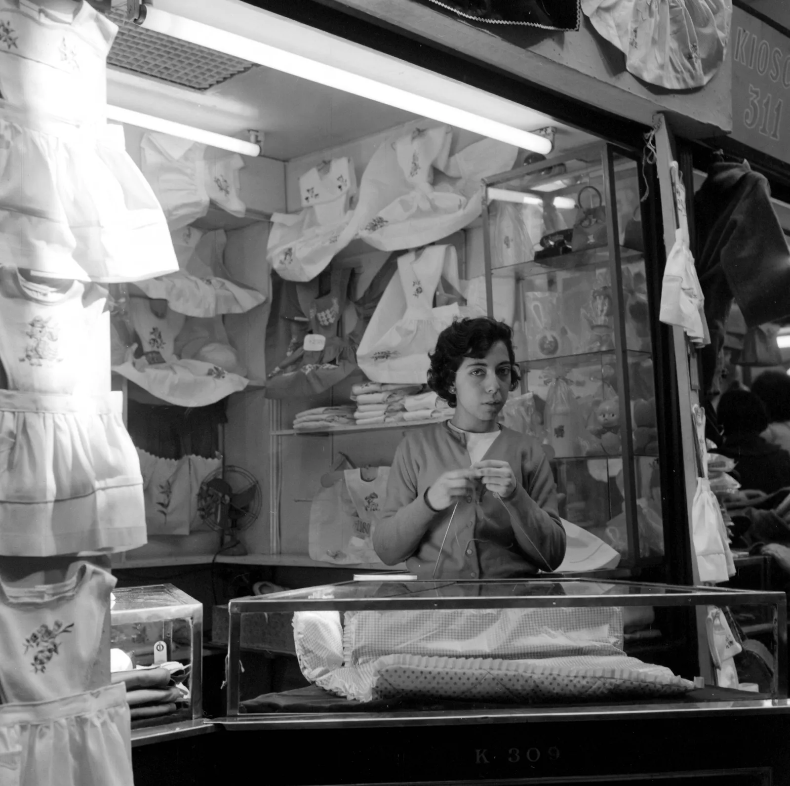 Vendedora en una tienda de Santiago ca. 1960.