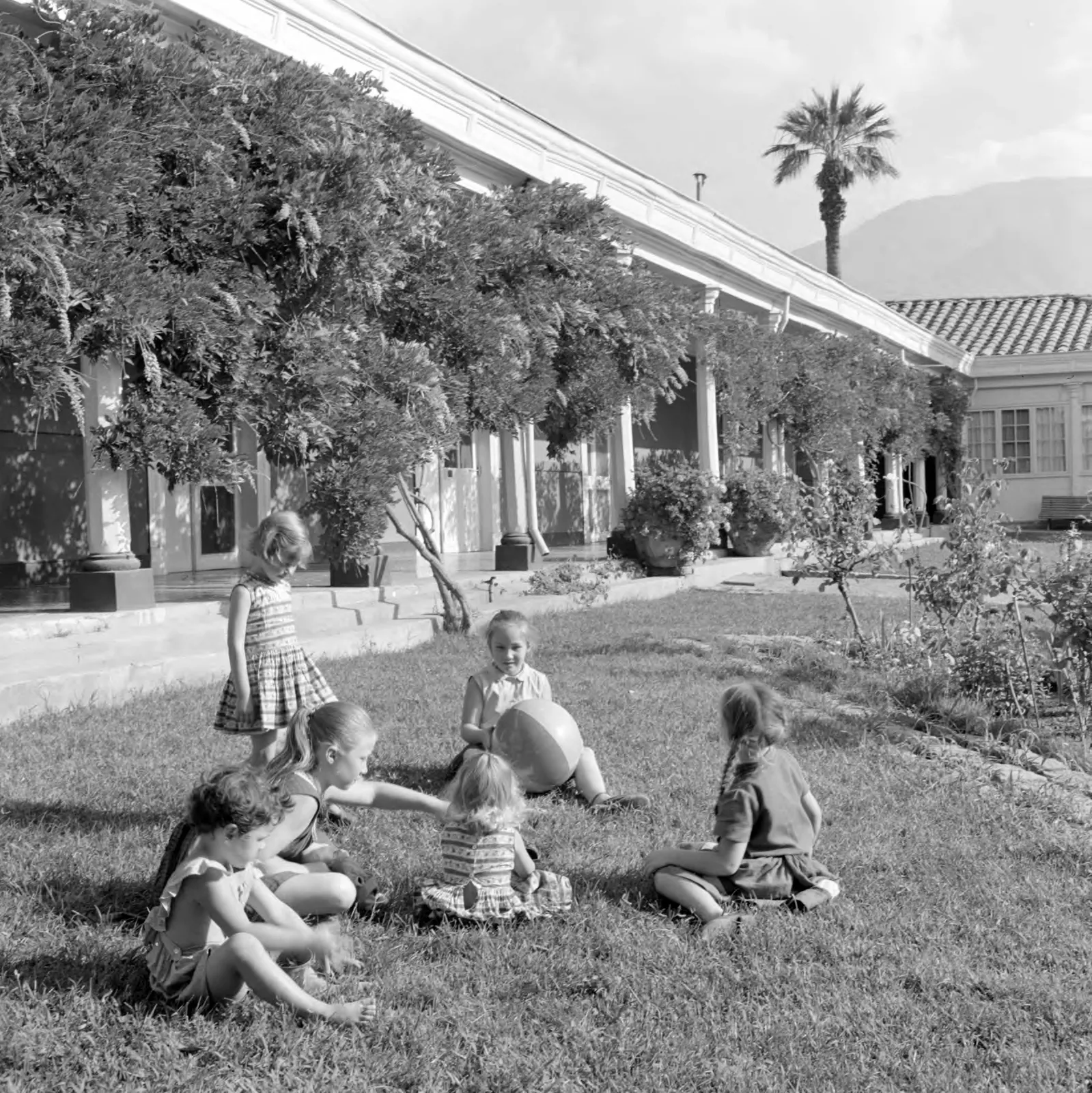Niños jugando en la casona de la Hacienda San Vicente, Los Andes, ca. 1960