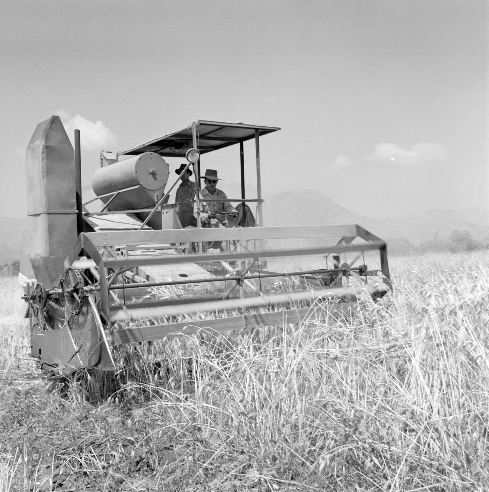Agricultores con cosechadora en Los Andes, ca. 1960.