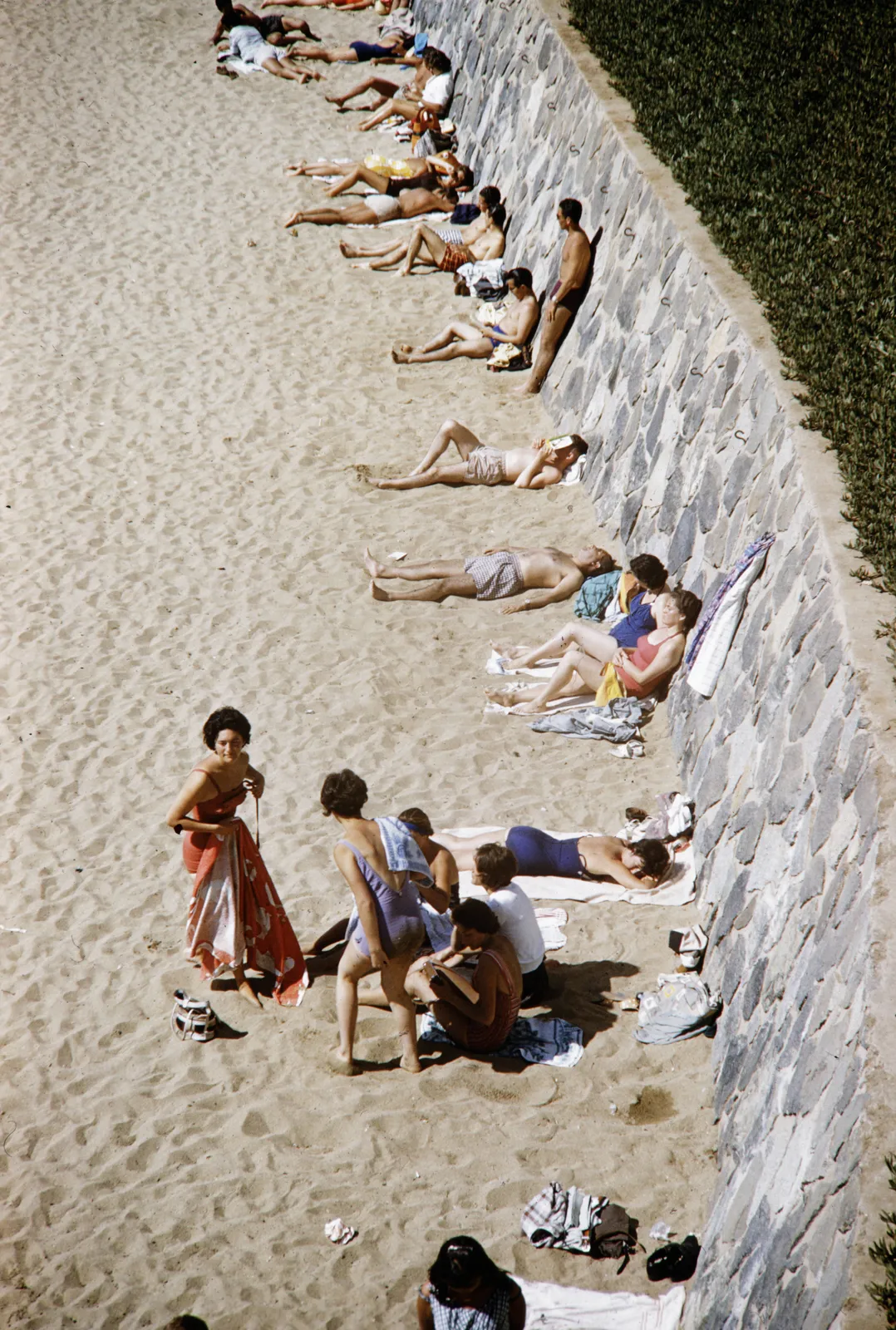 Bañistas en la playa de Viña del Mar 1960.