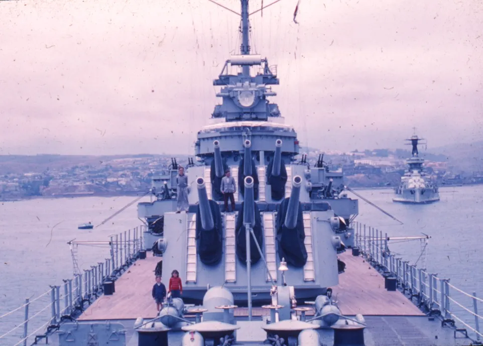 Valparaíso, familia Castro Cuevas arriba de un buque de la armada, 1953
