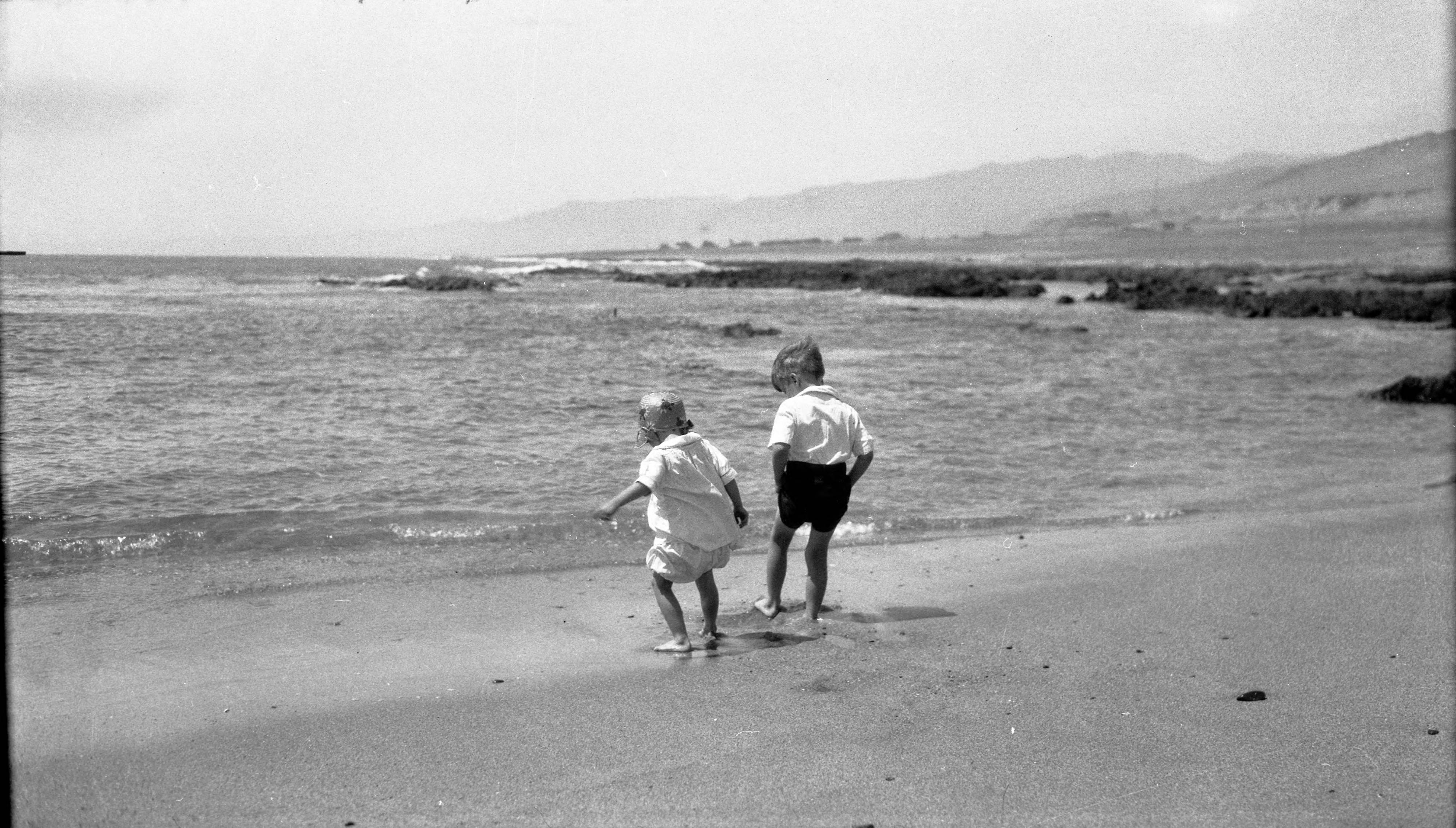 Niños en la playa de Antofagasta, 1930