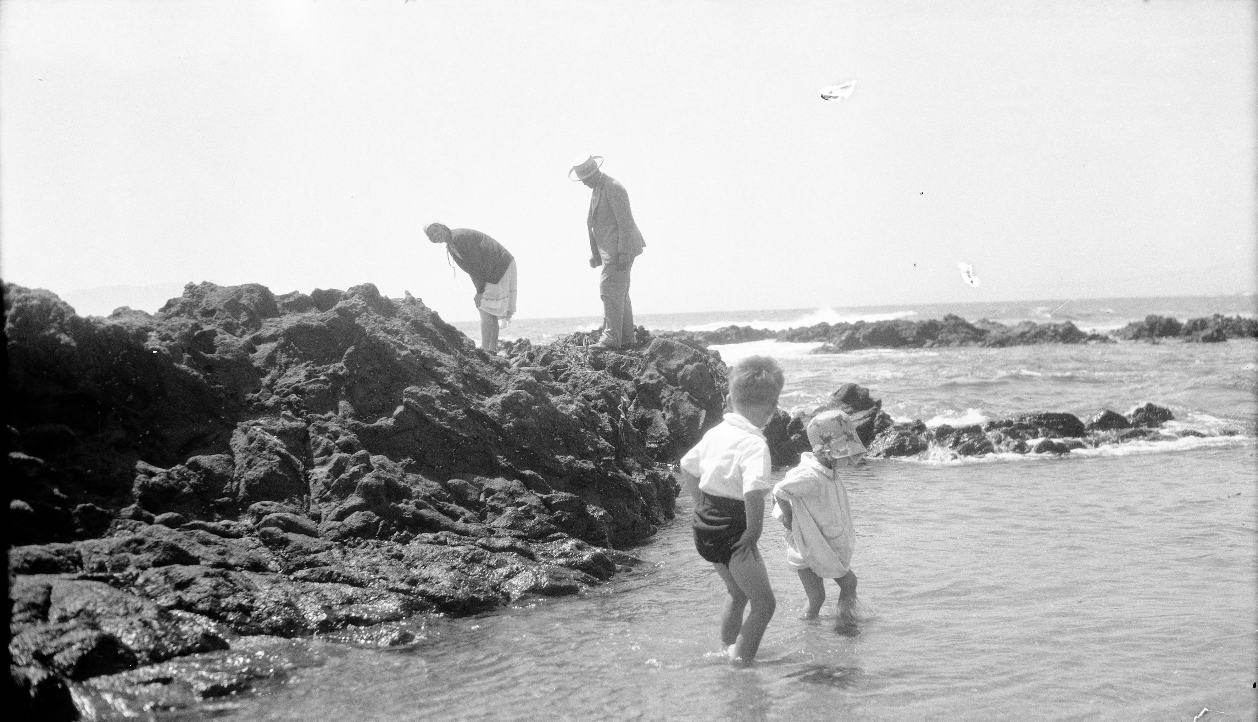 Familia en las rocas frente a Autoclub Antofagasta, 1930