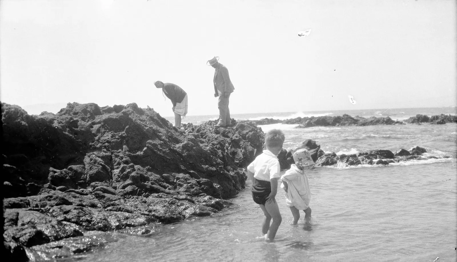 Familia en las rocas frente a Autoclub Antofagasta, 1930