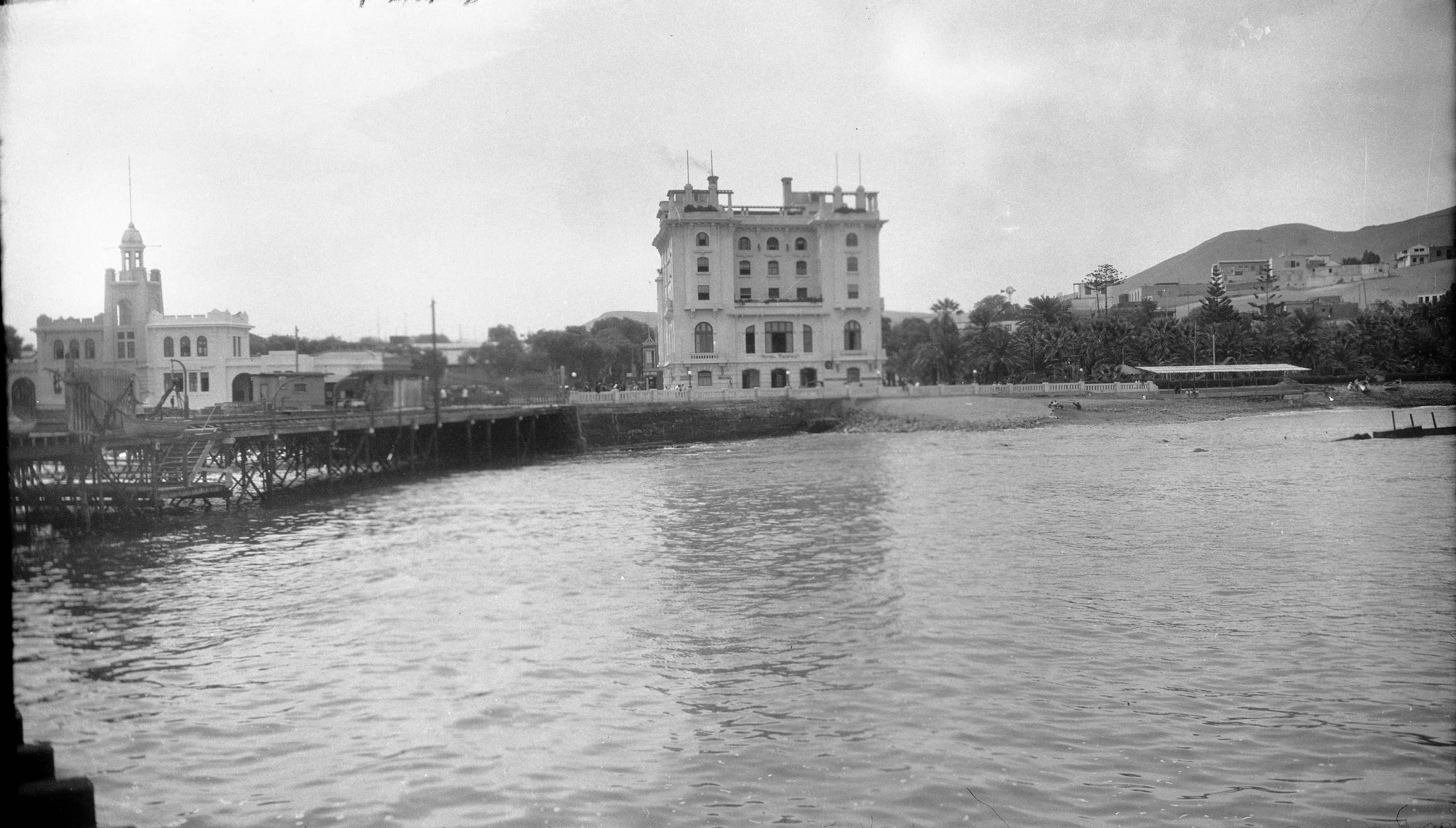 Hotel Pacífico y edificio de la Gobernación, 1930