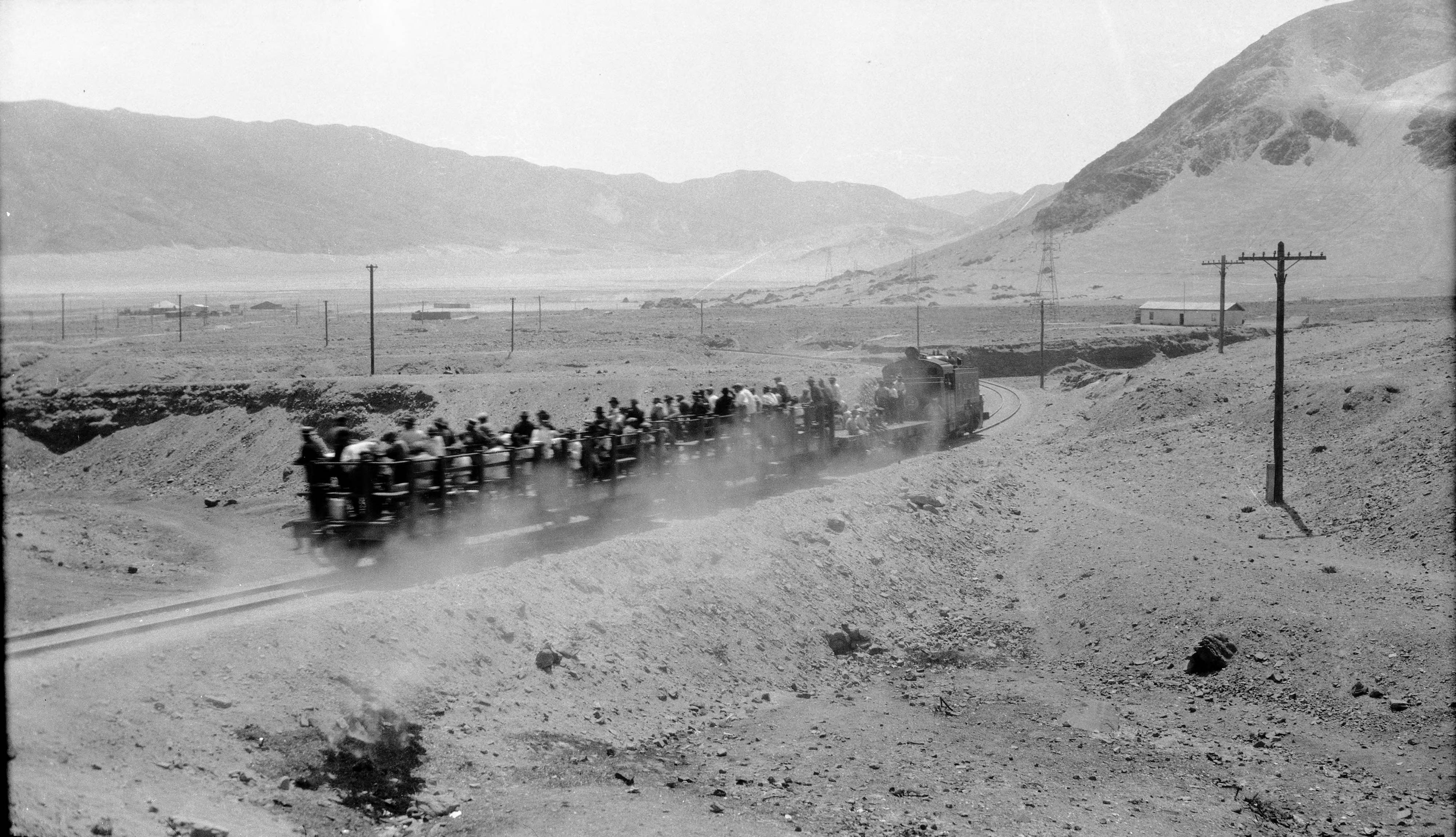 Moviendo gente en Chañaral con autocarril abierto, 1930