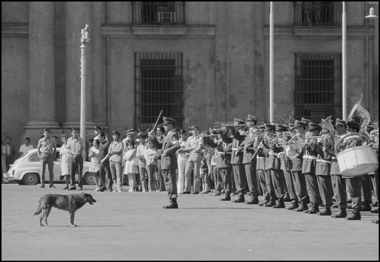 Orquesta frente La Moneda en 1971