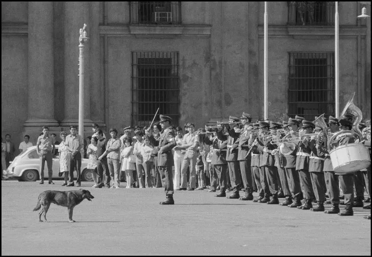 Orquesta frente La Moneda en 1971