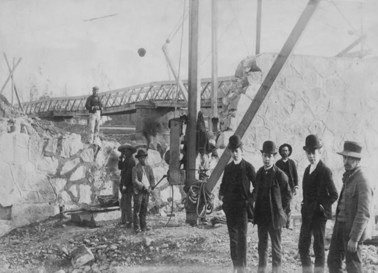 Canalización Río Mapocho a fines de 1880' s.