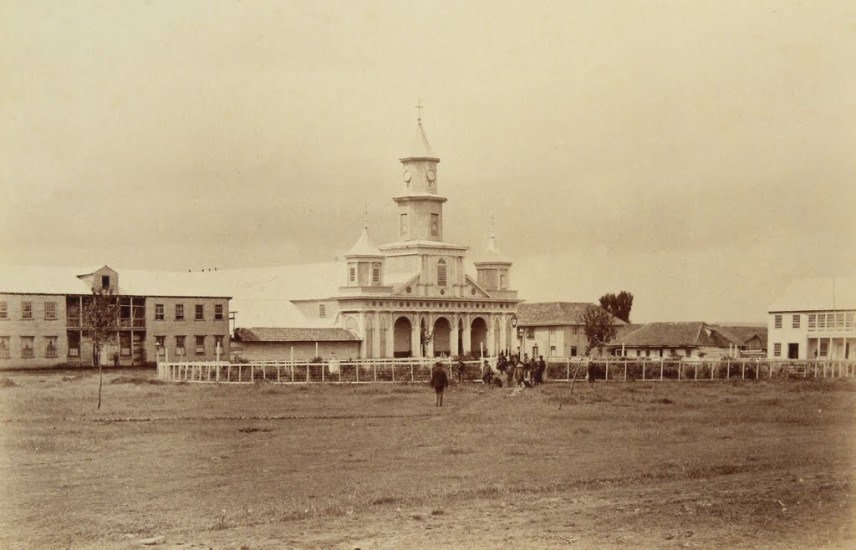 Iglesia y Plaza de Castro en 1893.