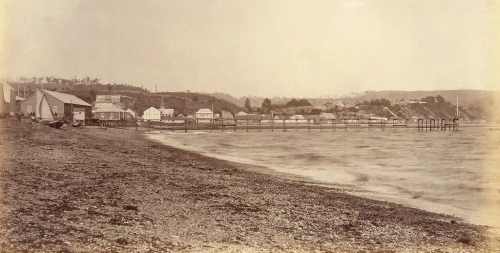 Playa y muelle de Puerto Montt, 1893.
