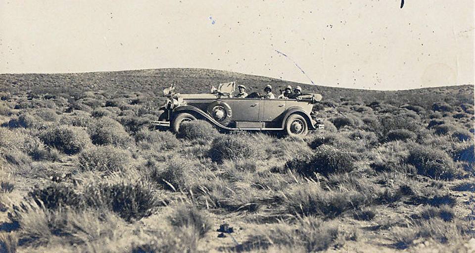Automóvil en plena Patagonia, años 30s