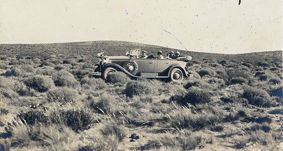 Automóvil en plena Patagonia, años 30s