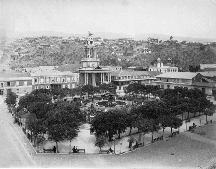 Así era la concurrida Plaza de la Victoria de Valparaíso hacia 1885
