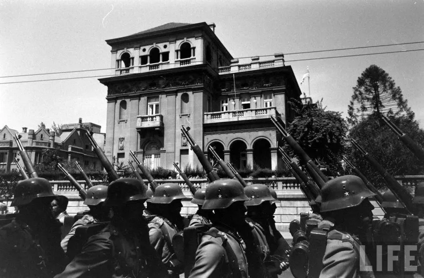Presidente Eisenhower llegando a la embajada estadounidense en 1960