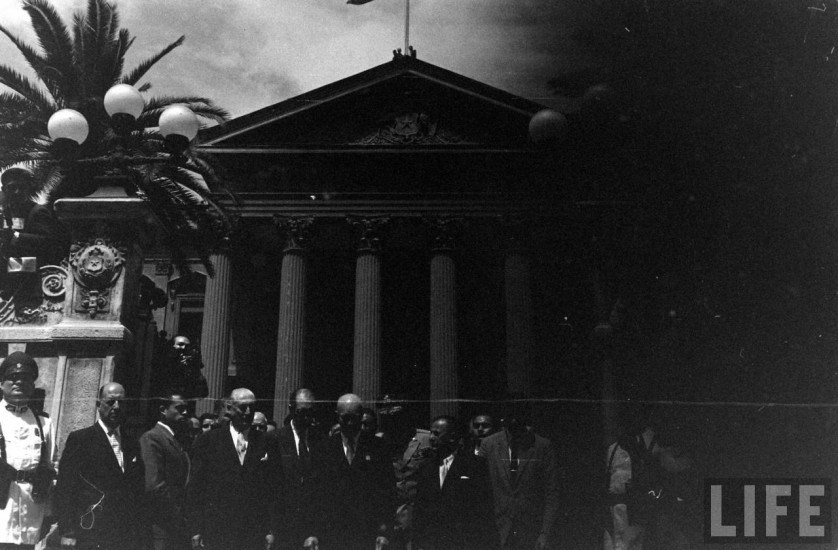 Presidente Eisenhower saliendo del Congreso Nacional en 1960