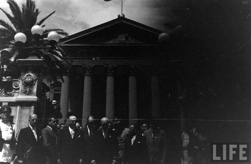 Presidente Eisenhower saliendo del Congreso Nacional en 1960