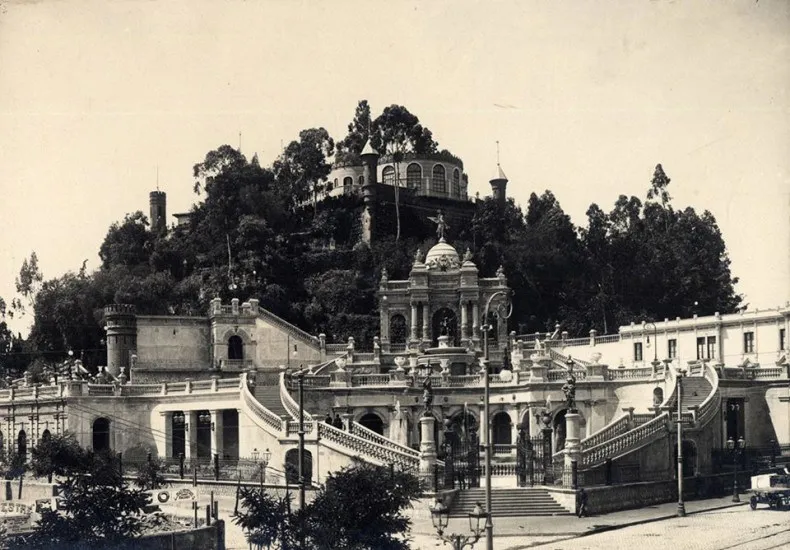 Acceso al Cerro Santa Lucía por Alameda en el año 1906