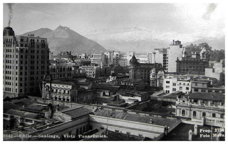Vista de Santiago sobre el Palacio de La Moneda hacia el Cerro San Cristóbal, en los años ’30s