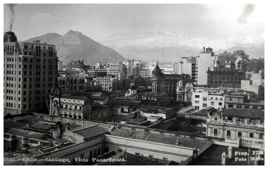 Vista de Santiago sobre el Palacio de La Moneda hacia el Cerro San Cristóbal, en los años ’30s