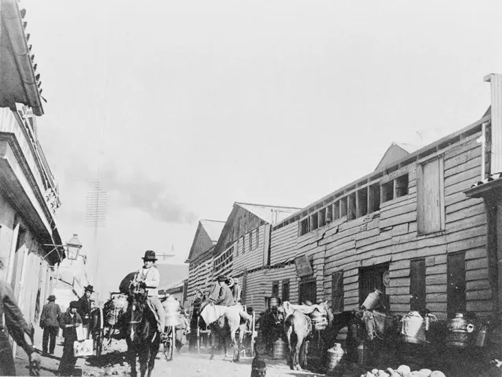 Repartidores de leche en una calle desconocida de Valparaíso, en el año 1916