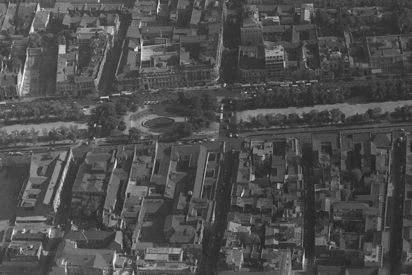 Gran vista aérea de la Alameda de Santiago con calle Dieciocho en el año 1964