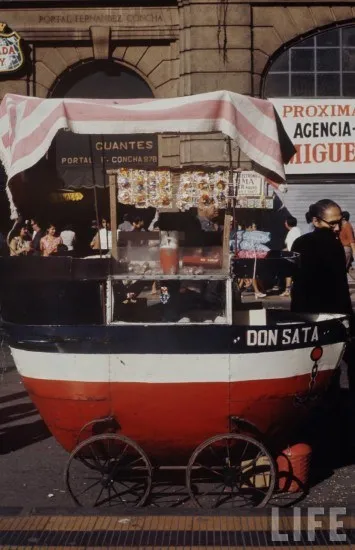 Carrito en Plaza de Armas de Santiago en 1971