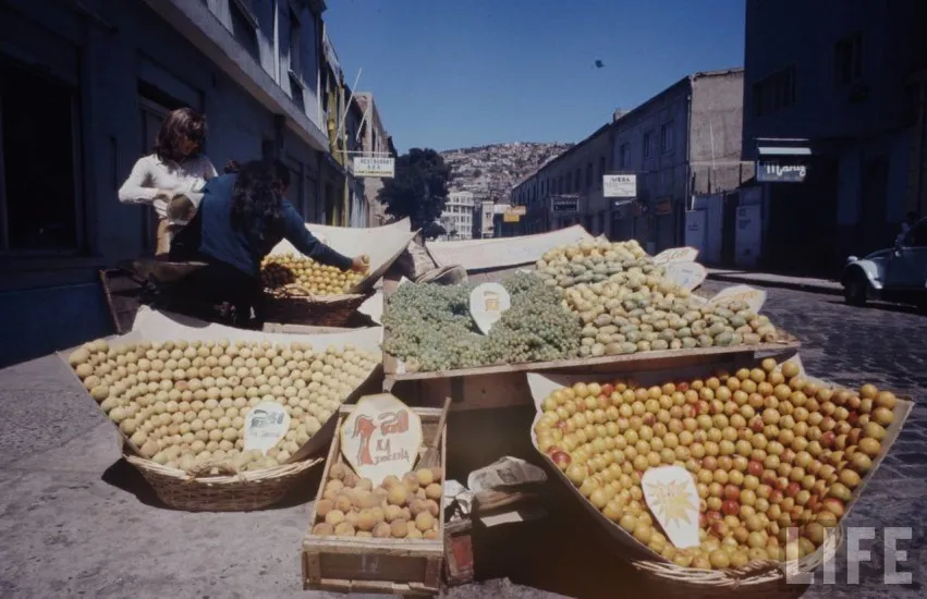 Feria callejera en alguna calle de Valparaíso en 1971