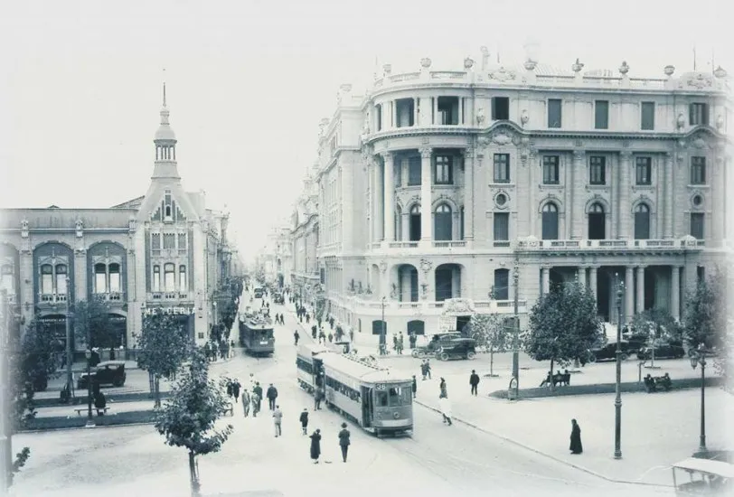 Tranvía cruzando la Alameda de Santiago, desde Calle Bandera, en 1926