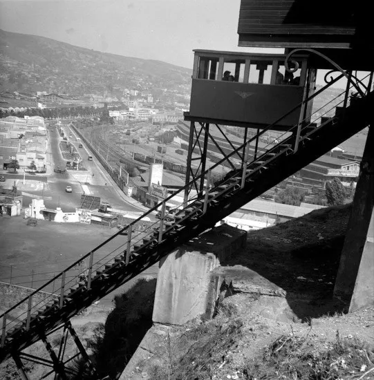 Vista del Ascensor Barón hacia la ciudad de Valparaíso en el año 1949