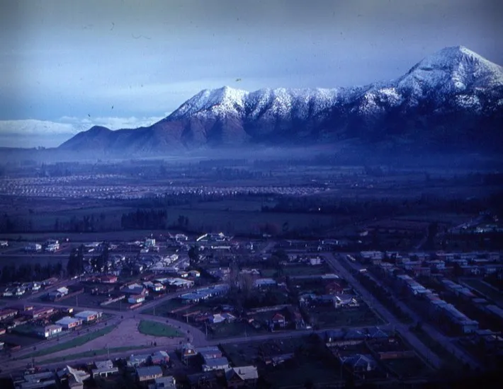 Vista al Cerro Manquehue nevado en 1966