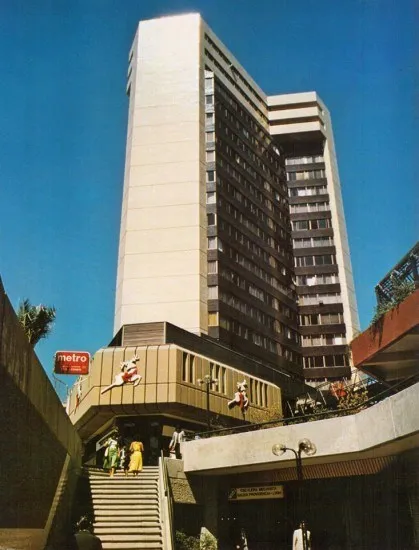 Metro Los Leones y Paseo las Palmas de Santiago en el año 1980