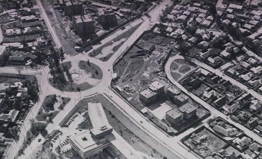 Rotonda Irene Frei de Vitacura desde el aire en 1975