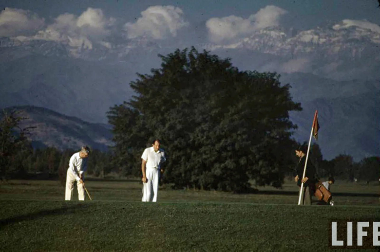 Jugando Golf en el Club los Leones, 1941