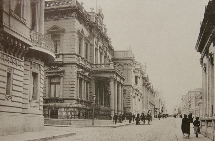 Esquina de Calle Catedral con Morandé en el año 1906