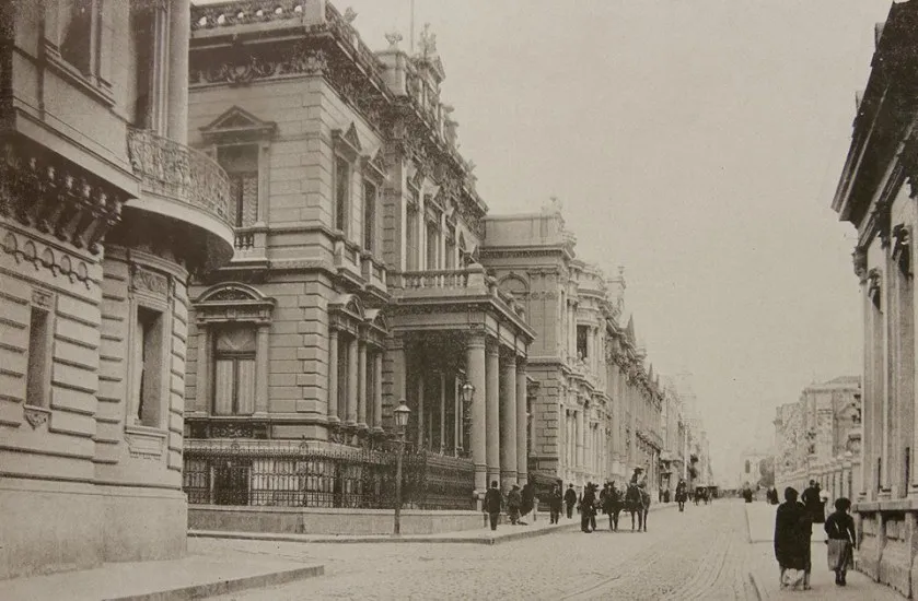 Esquina de Calle Catedral con Morandé en el año 1906