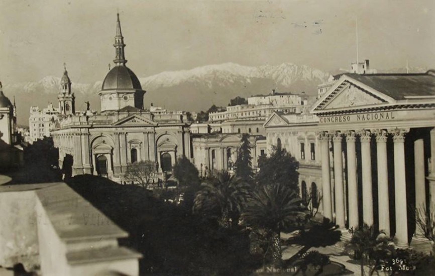 Vista del Ex Congreso y la Catedral de Santiago en 1950