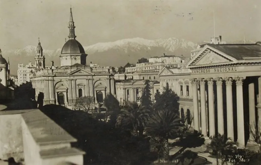 Vista del Ex Congreso y la Catedral de Santiago en 1950