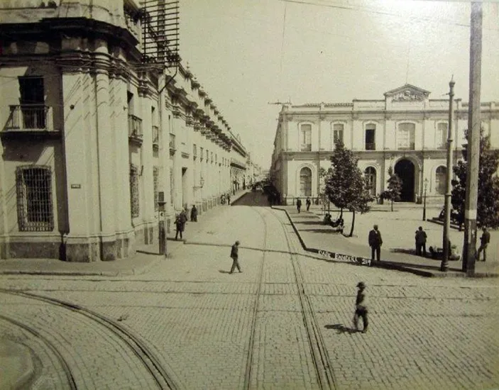 Calle Banderas esquina Compañía de Santiago alrededor de 1906