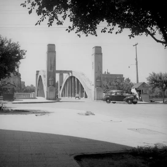 Puente del Arzobispo en el año 1949.