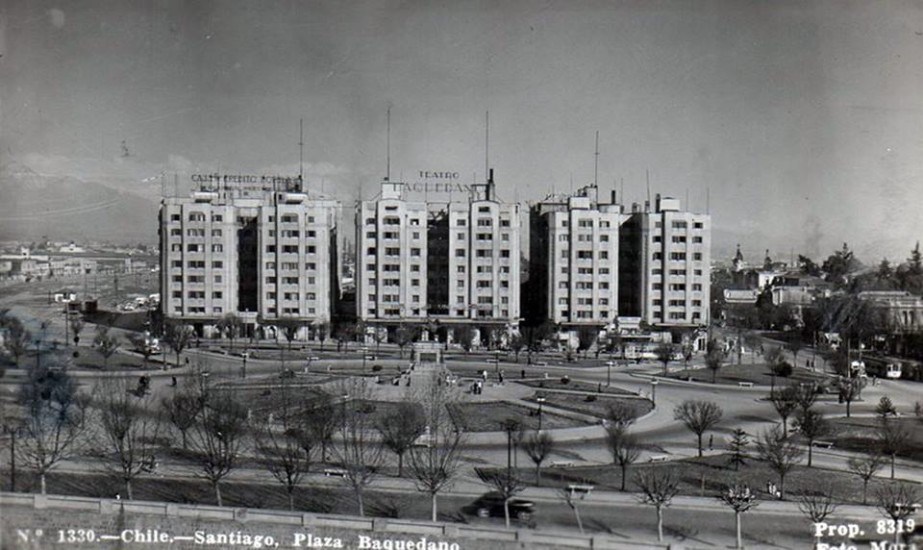 La Plaza Baquedano y los edificios Turri alrededor del año 1945.