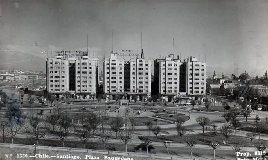 La Plaza Baquedano y los edificios Turri alrededor del año 1945.