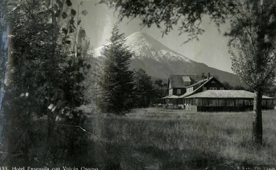Hotel Ensenada y el Volcán Osorno, en camino a Petrohué, en el año 1944.