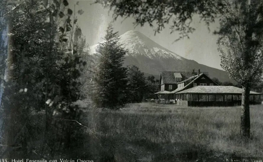 Hotel Ensenada y el Volcán Osorno, en camino a Petrohué, en el año 1944.