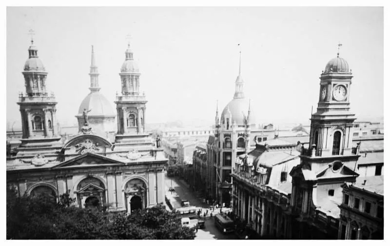 Plaza de Armas de Santiago posterior al año 1910.